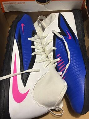 Nike phantoms White, Blue & Pink Turf Soccer Shoes 6 youth in original box